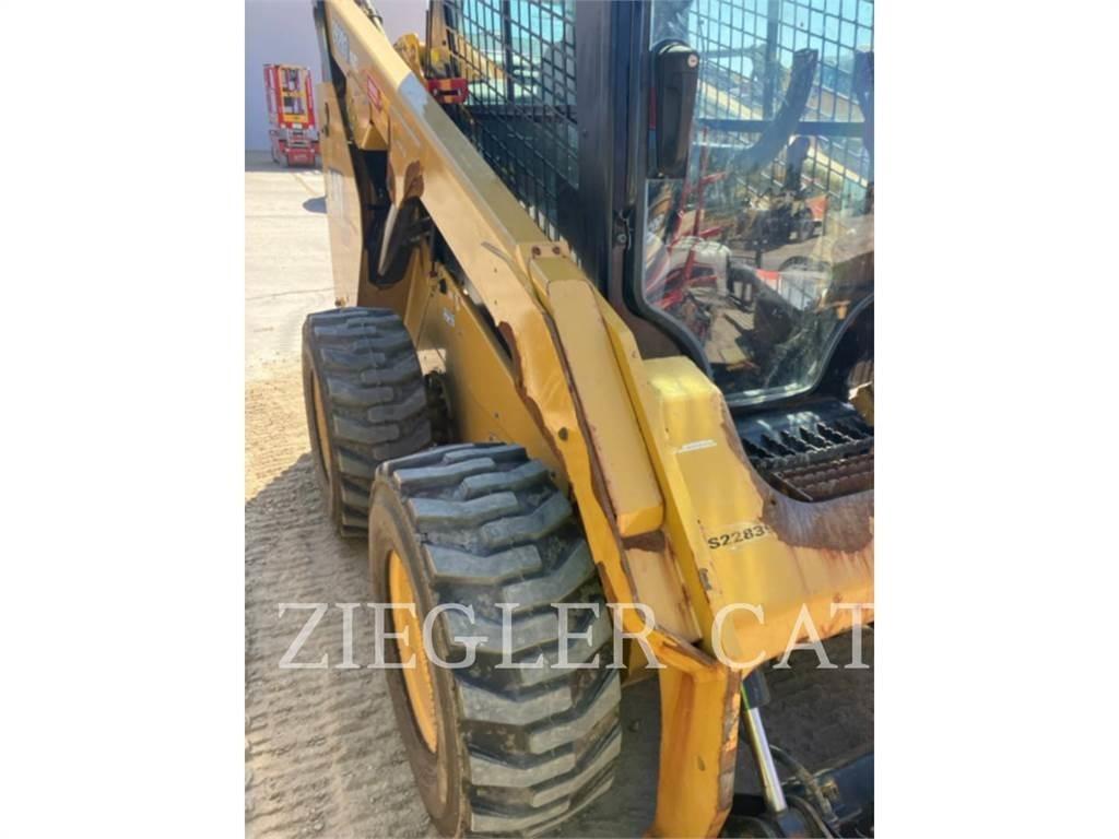 CAT 262D3 Krautuvai su šoniniu pasukimu