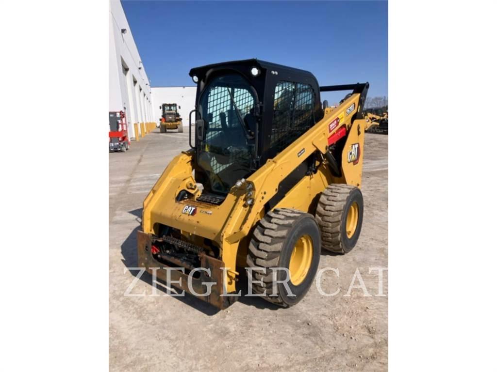 CAT 262D3 Krautuvai su šoniniu pasukimu
