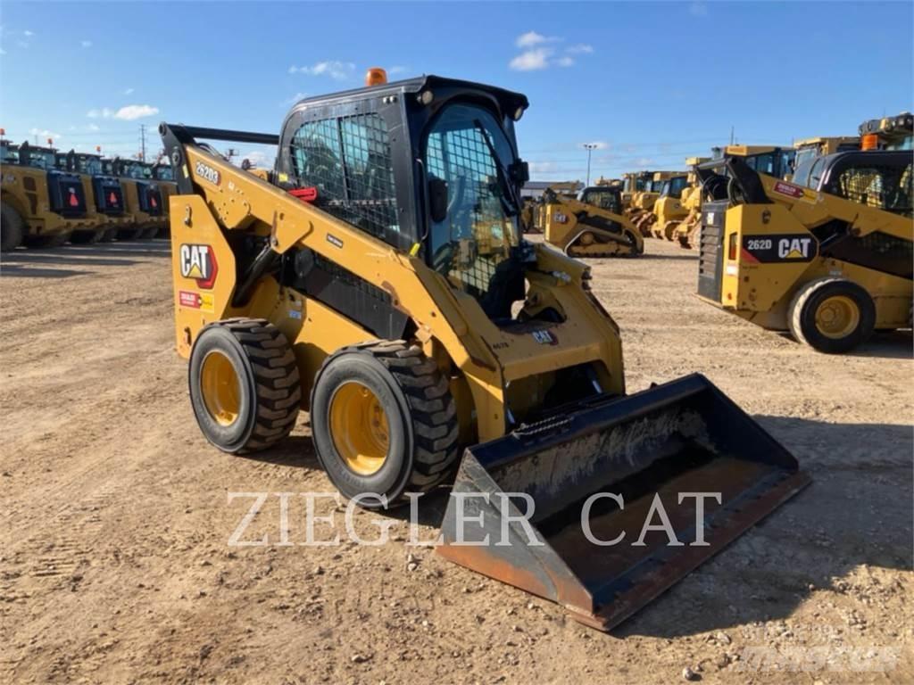 CAT 262D3 Krautuvai su šoniniu pasukimu