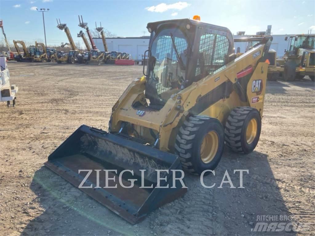 CAT 262D3 Krautuvai su šoniniu pasukimu