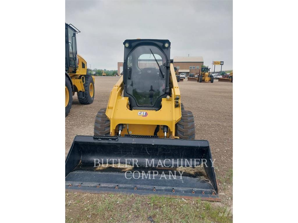 CAT 262D3 Krautuvai su šoniniu pasukimu