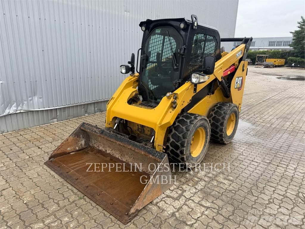CAT 262D3 Krautuvai su šoniniu pasukimu