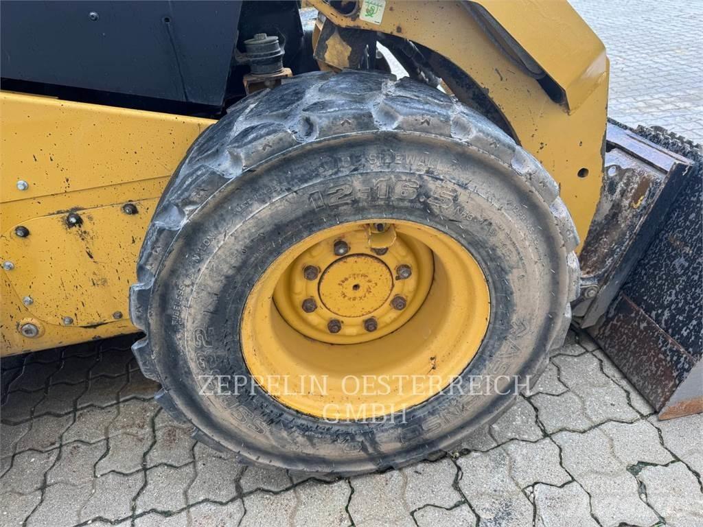 CAT 262D3 Krautuvai su šoniniu pasukimu