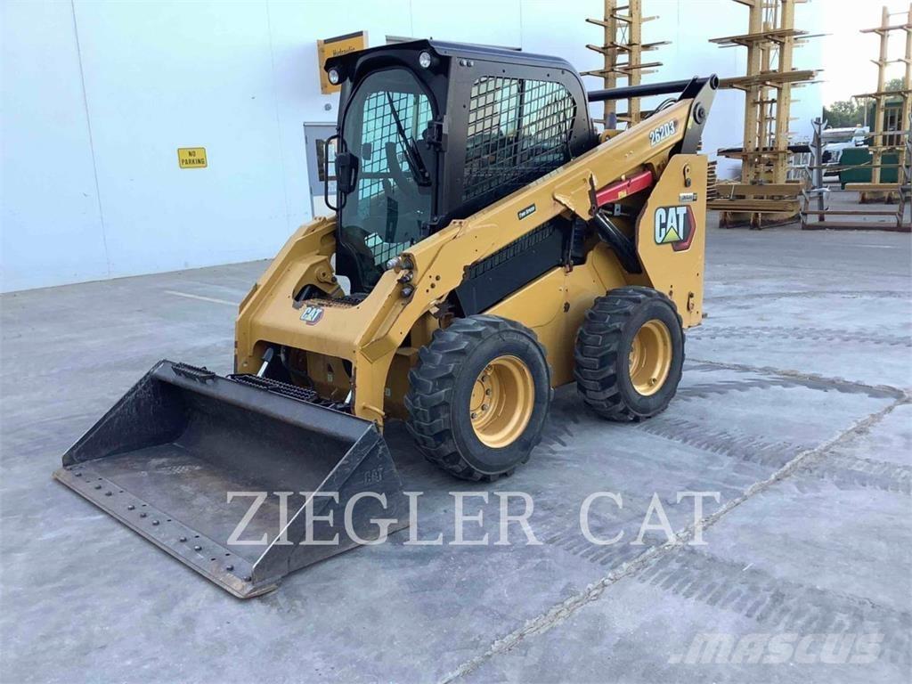 CAT 262D3 Krautuvai su šoniniu pasukimu
