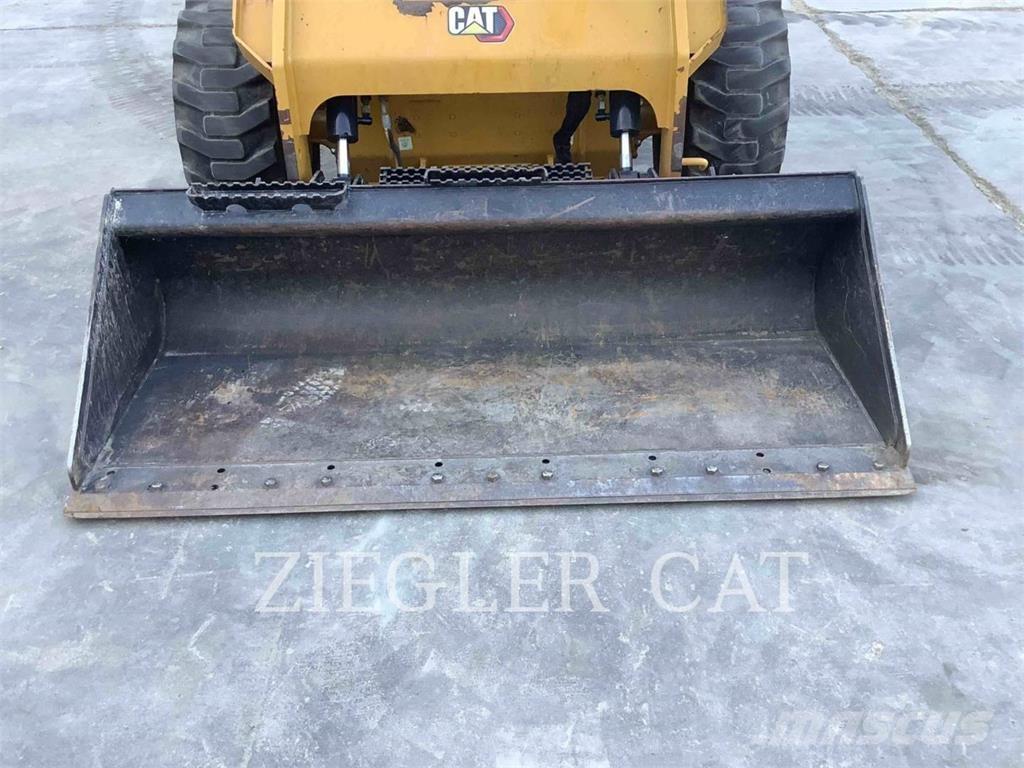 CAT 262D3 Krautuvai su šoniniu pasukimu