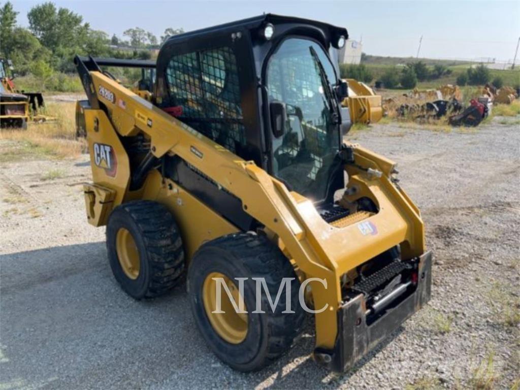 CAT 262D3 Krautuvai su šoniniu pasukimu