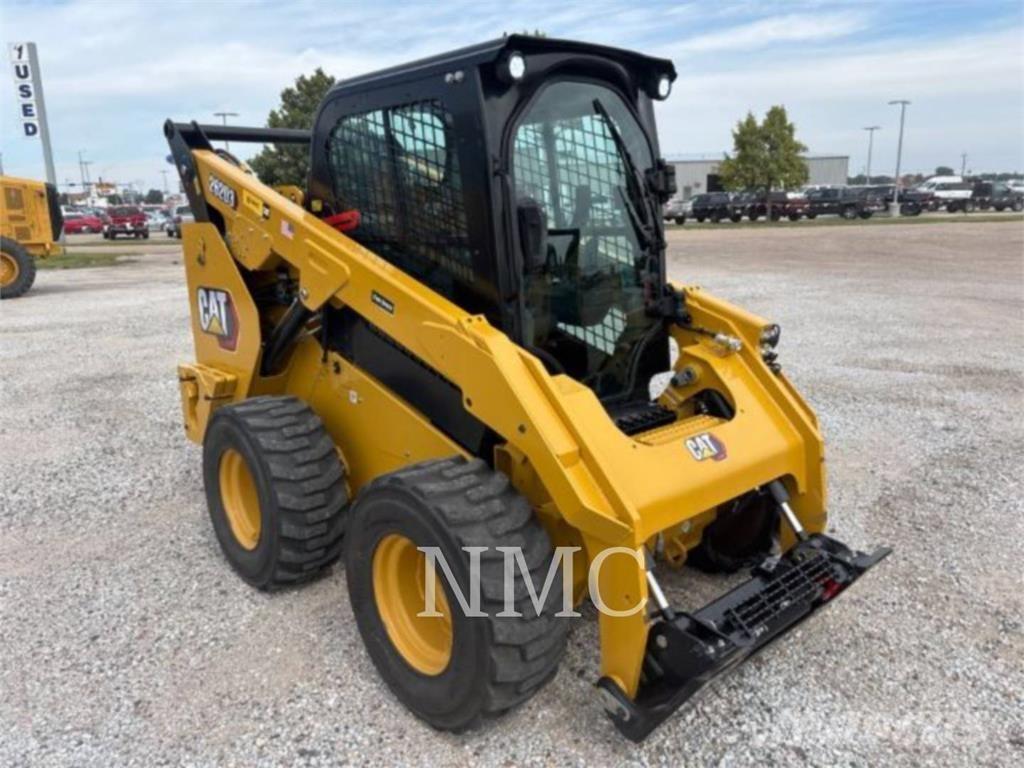 CAT 262D3 Krautuvai su šoniniu pasukimu