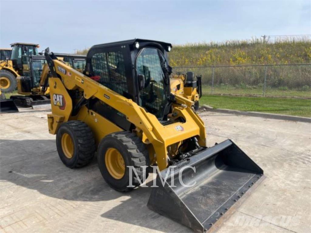 CAT 262D3 Krautuvai su šoniniu pasukimu