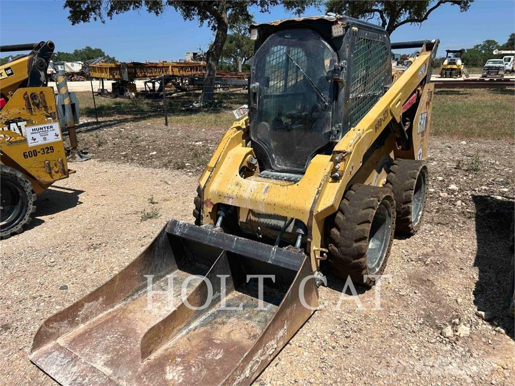 CAT 262D3 Krautuvai su šoniniu pasukimu