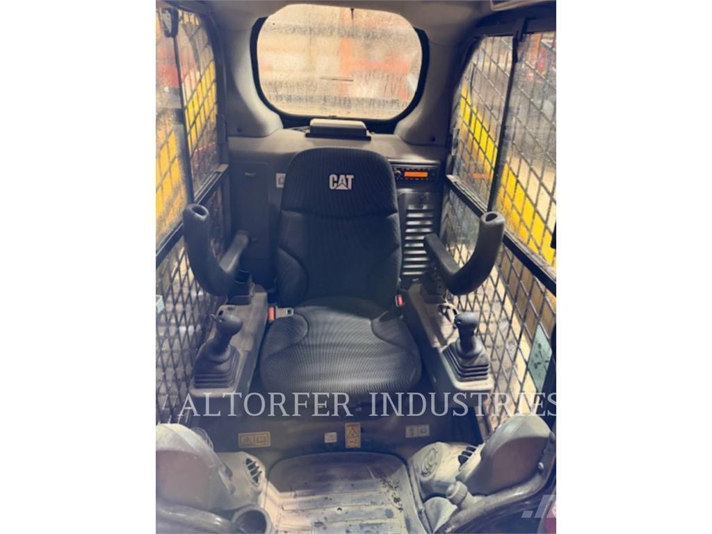 CAT 262D3 Krautuvai su šoniniu pasukimu