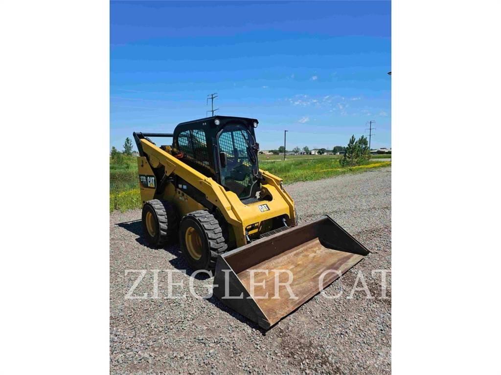 CAT 272D2 Krautuvai su šoniniu pasukimu