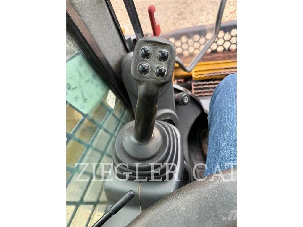 CAT 272D2 Krautuvai su šoniniu pasukimu