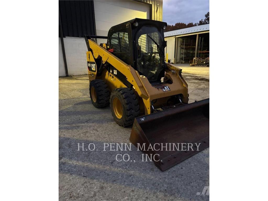 CAT 272D2 Krautuvai su šoniniu pasukimu