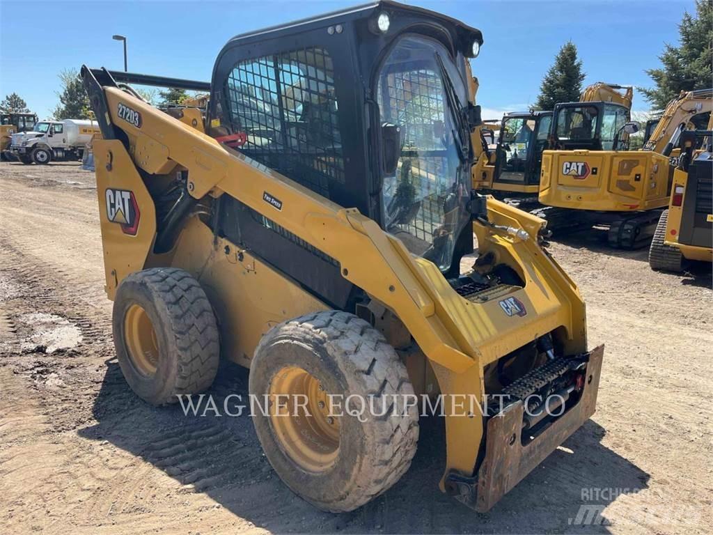 CAT 272D3 Krautuvai su šoniniu pasukimu