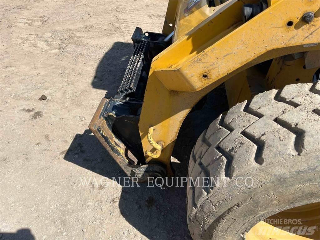 CAT 272D3 Krautuvai su šoniniu pasukimu
