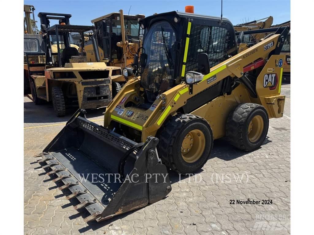 CAT 272D3 Krautuvai su šoniniu pasukimu
