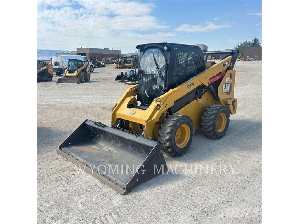CAT 272D3 Krautuvai su šoniniu pasukimu