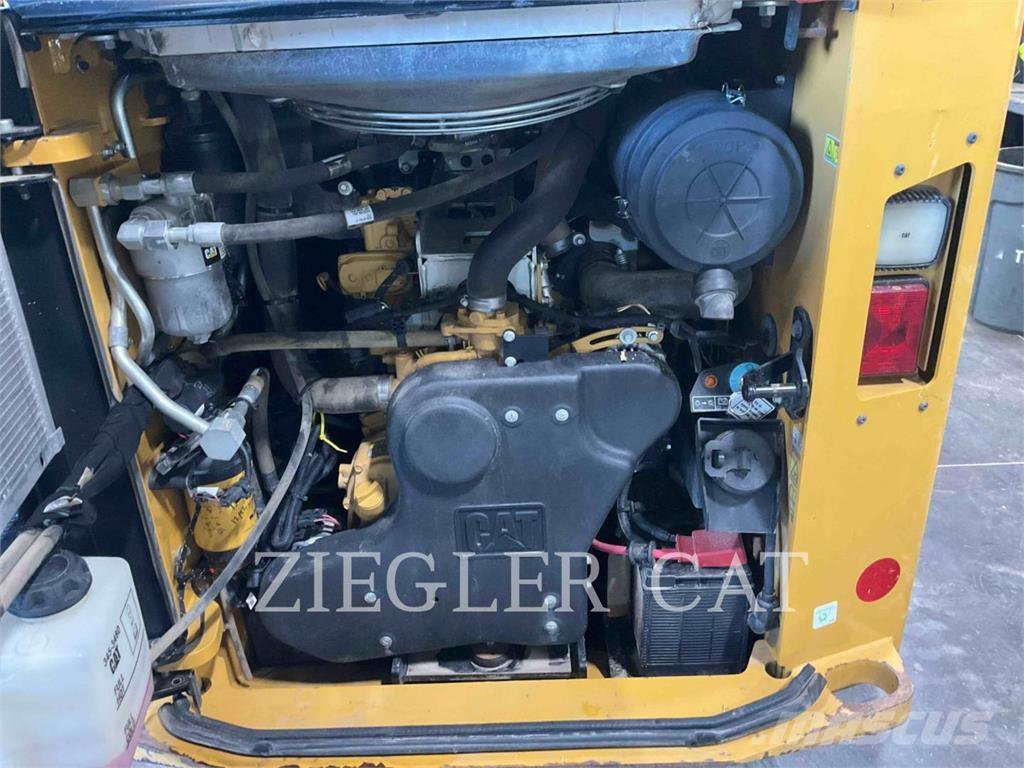 CAT 272D3 Krautuvai su šoniniu pasukimu