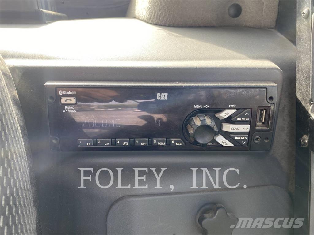 CAT 272D3 Krautuvai su šoniniu pasukimu