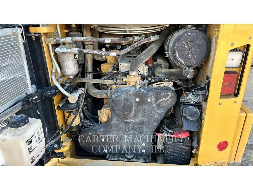 CAT 299D3 Krautuvai su šoniniu pasukimu
