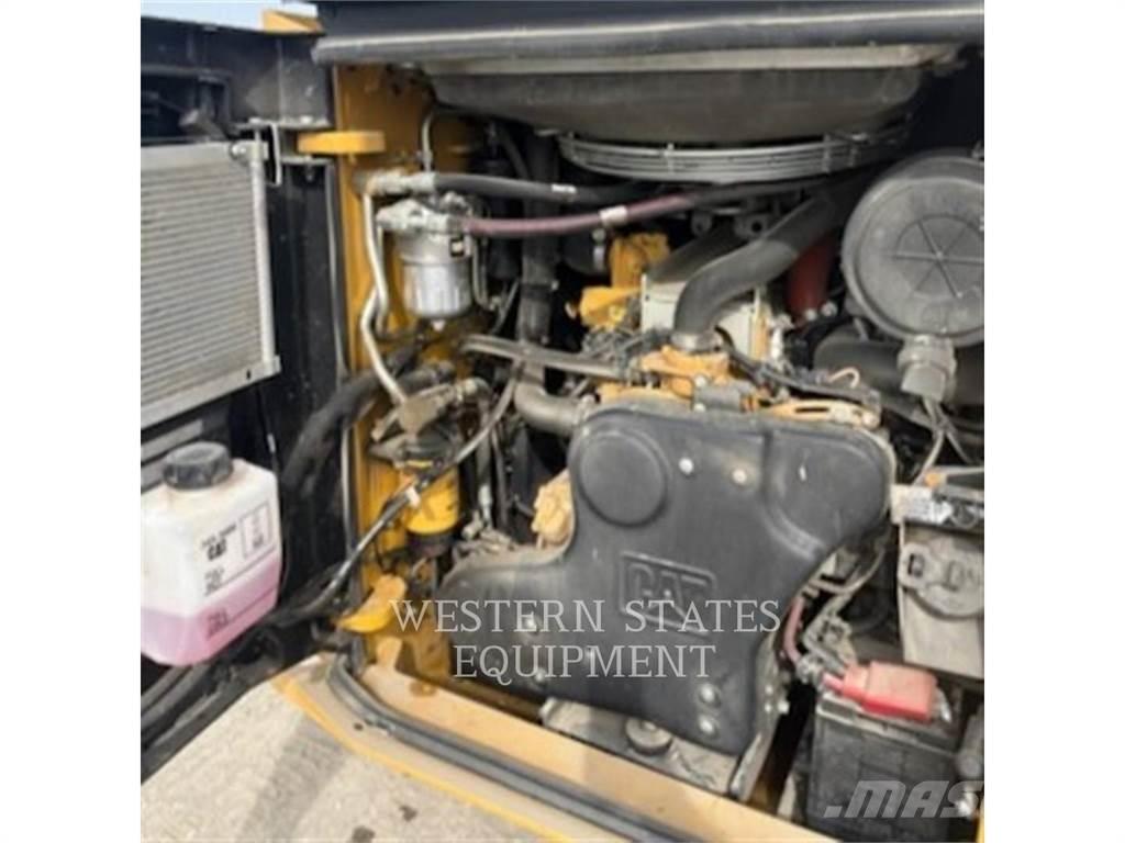 CAT 299D3 Krautuvai su šoniniu pasukimu