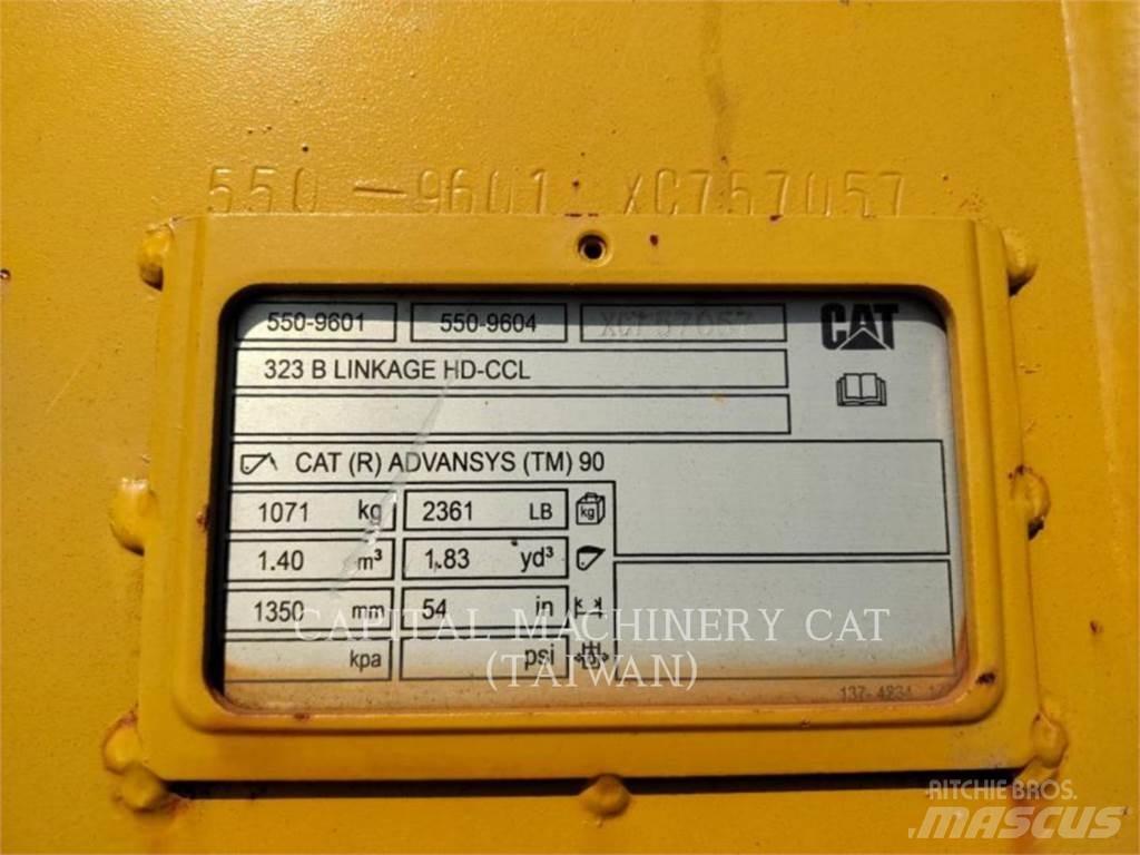 CAT 323 Kaušai