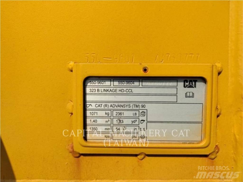 CAT 323 Kaušai