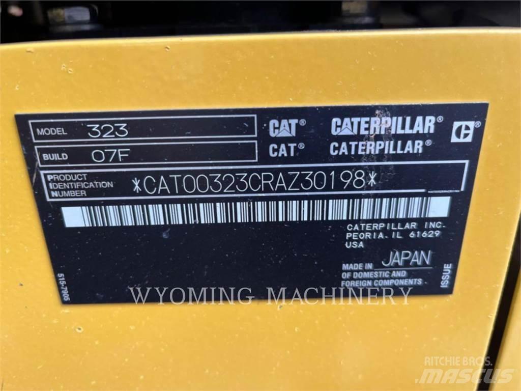 CAT 323 Vikšriniai ekskavatoriai