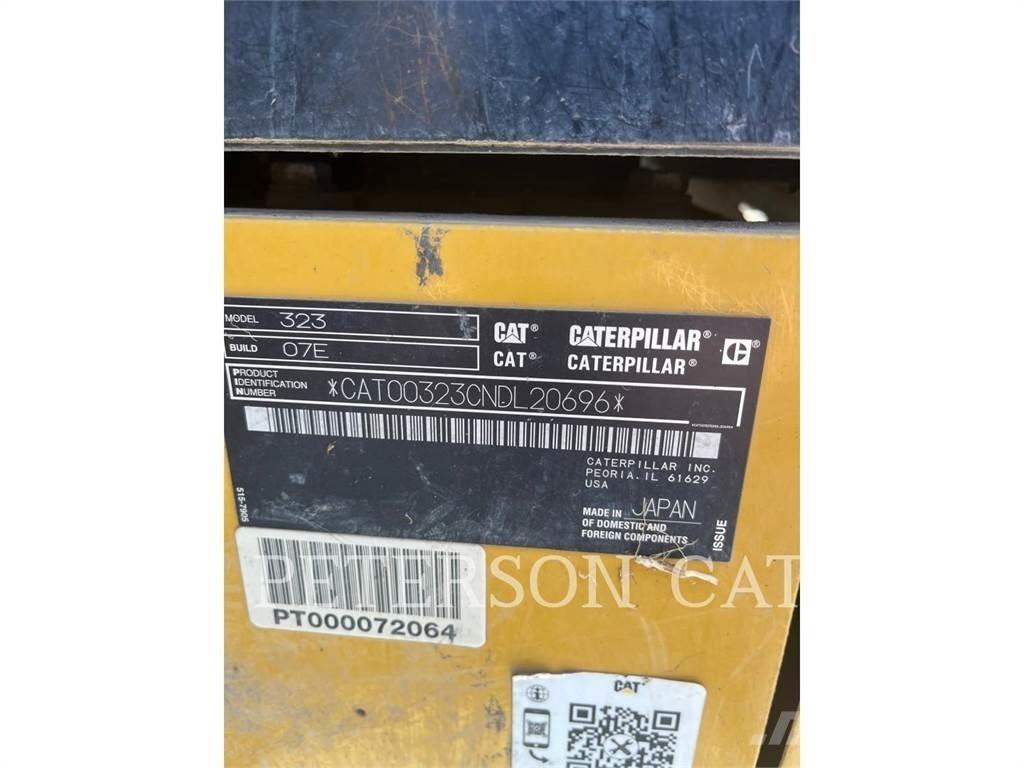 CAT 323 Vikšriniai ekskavatoriai