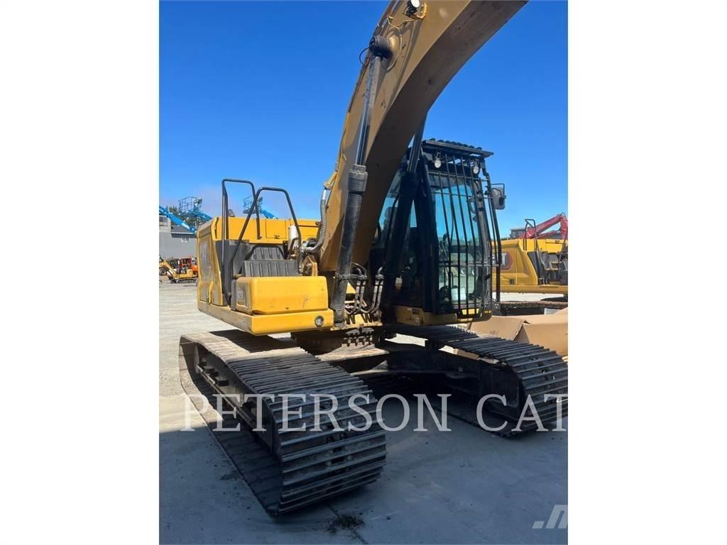 CAT 323 Vikšriniai ekskavatoriai