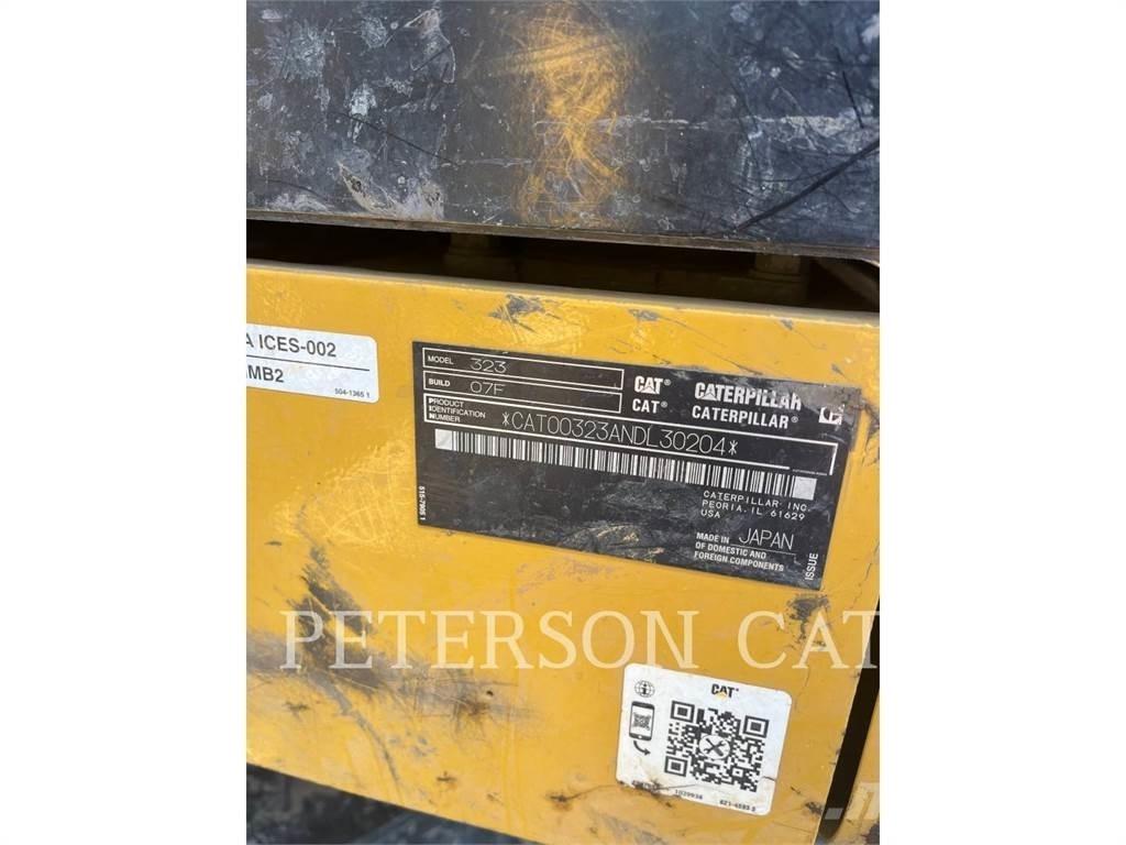 CAT 323 Vikšriniai ekskavatoriai