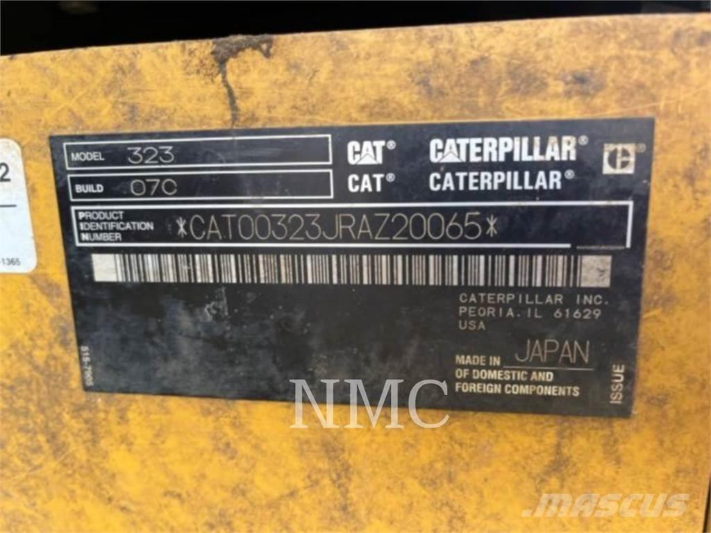 CAT 323 Vikšriniai ekskavatoriai