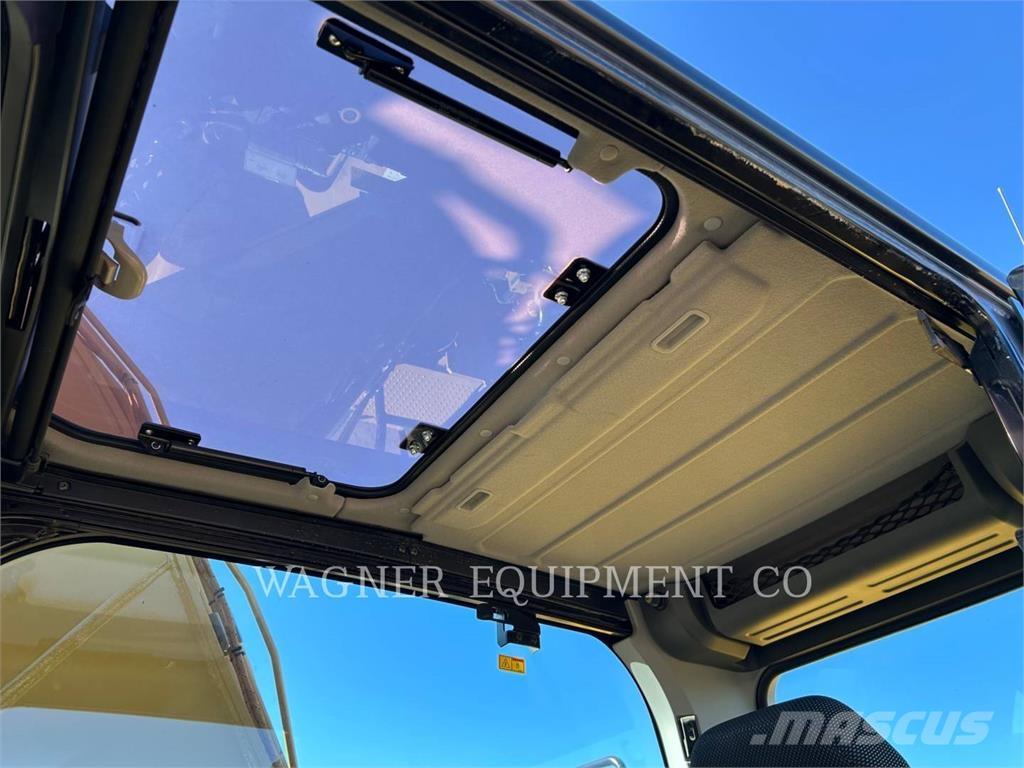 CAT 323 Vikšriniai ekskavatoriai