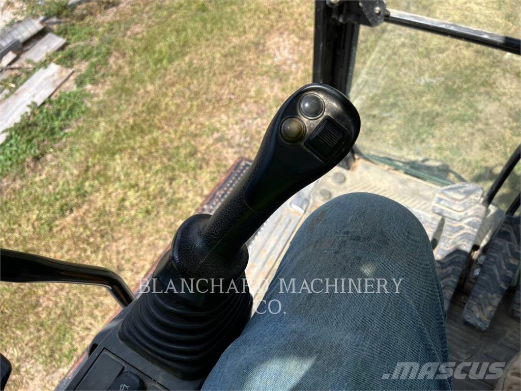 CAT 323 Vikšriniai ekskavatoriai