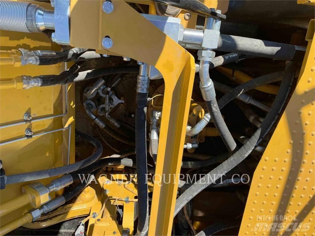 CAT 323 Vikšriniai ekskavatoriai
