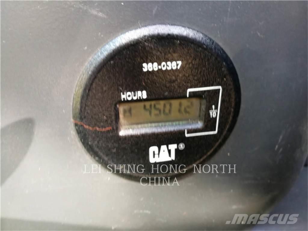 CAT 323D2L Vikšriniai ekskavatoriai