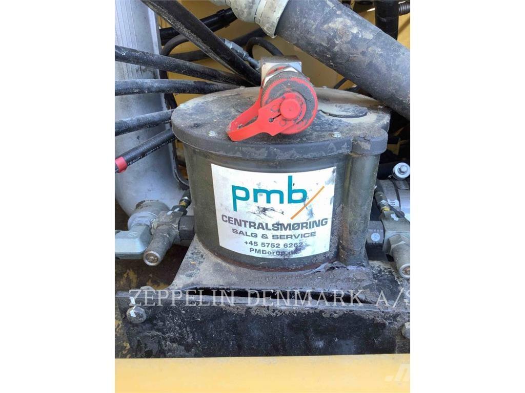 CAT 323FL Vikšriniai ekskavatoriai