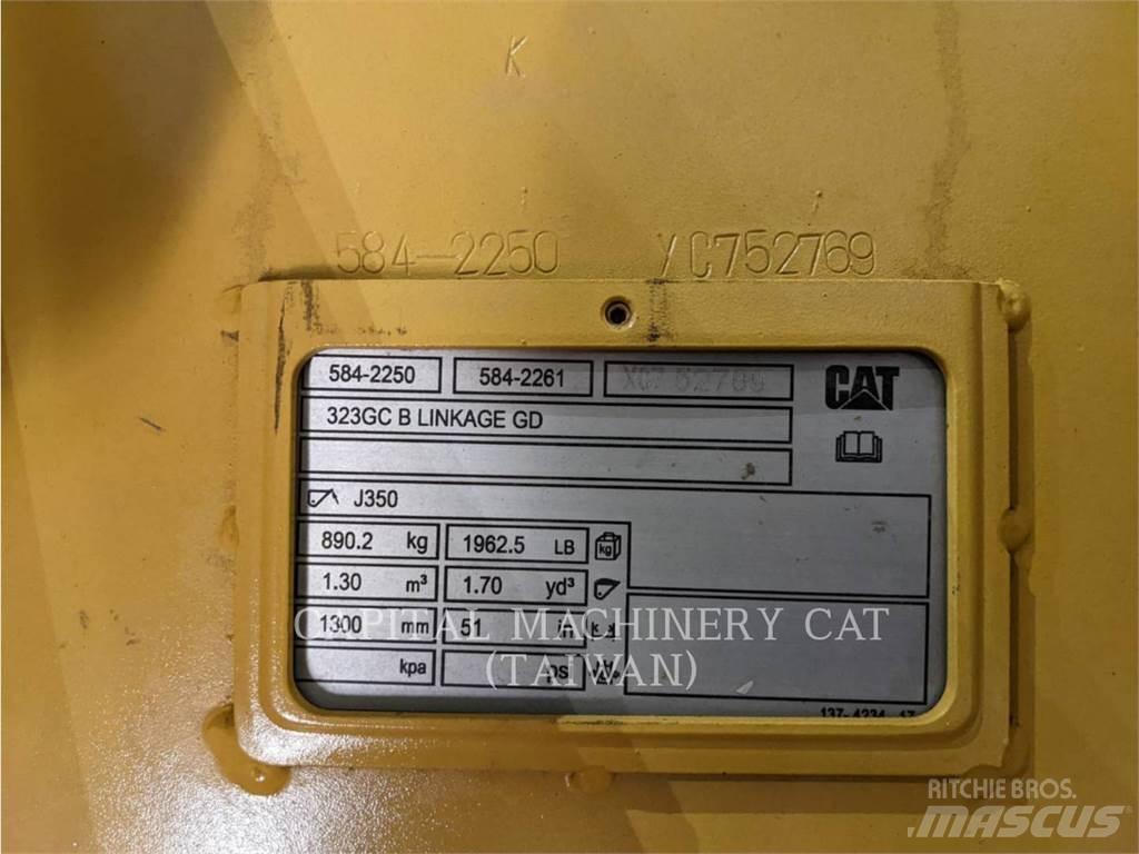 CAT 323GC Kaušai