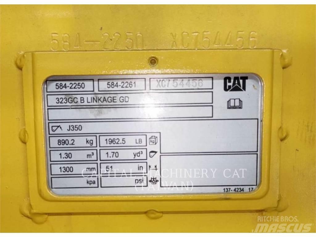 CAT 323GC Kaušai