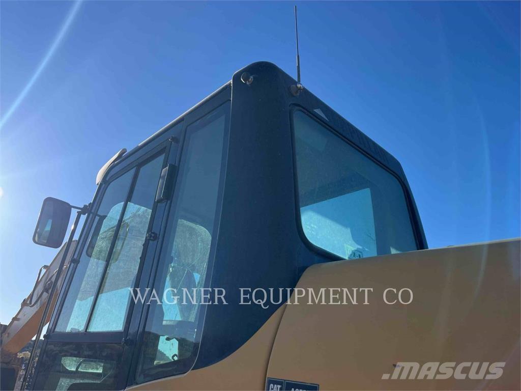 CAT 325DL Vikšriniai ekskavatoriai