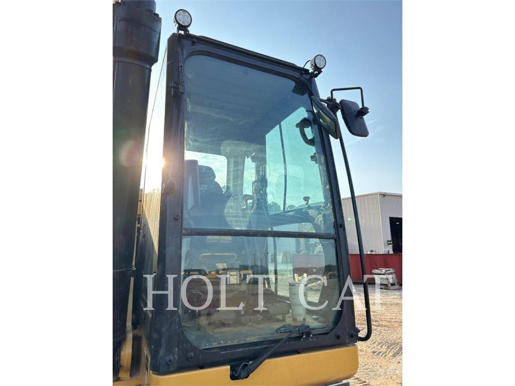 CAT 326 Vikšriniai ekskavatoriai