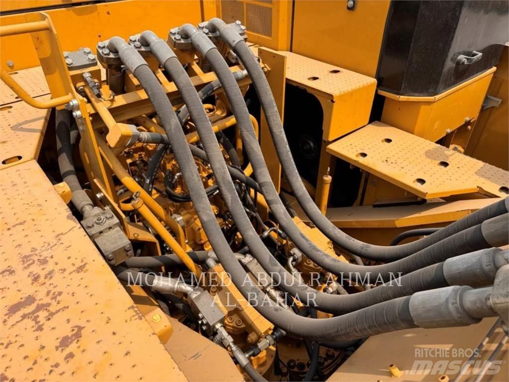 CAT 374 Vikšriniai ekskavatoriai