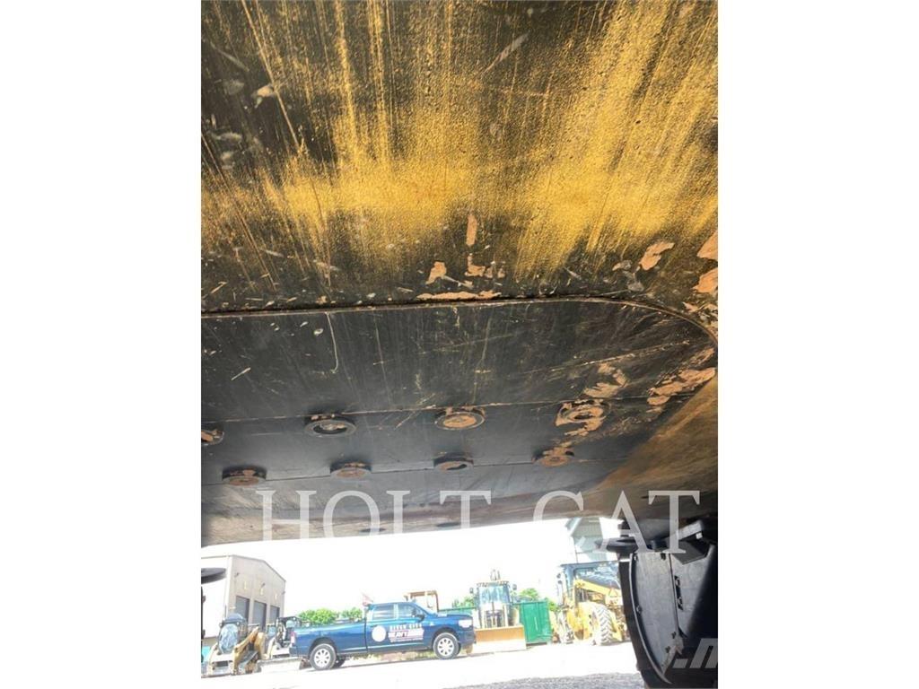 CAT 374 Vikšriniai ekskavatoriai