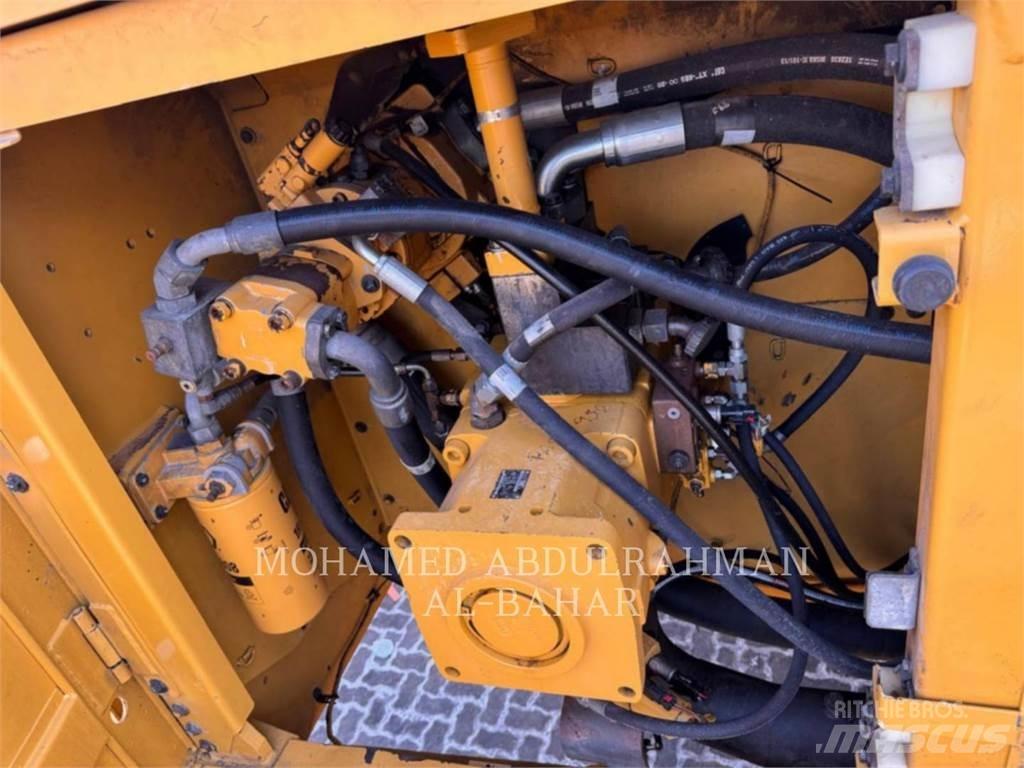 CAT 374D L Vikšriniai ekskavatoriai