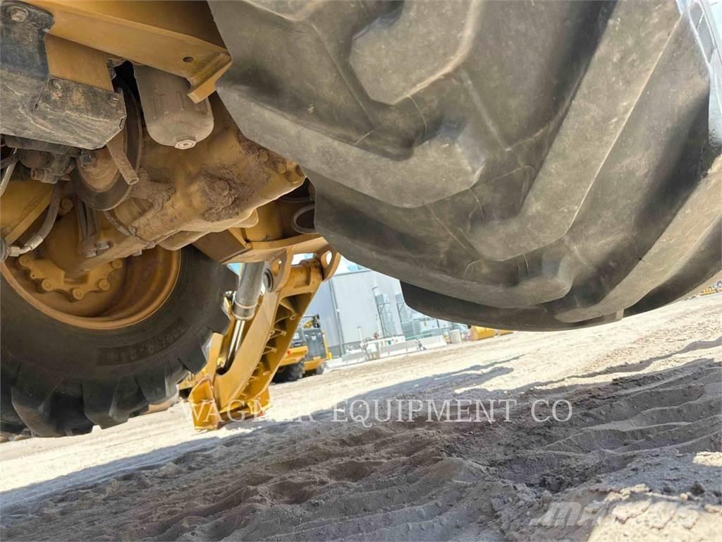 CAT 440 Ekskavatoriniai krautuvai