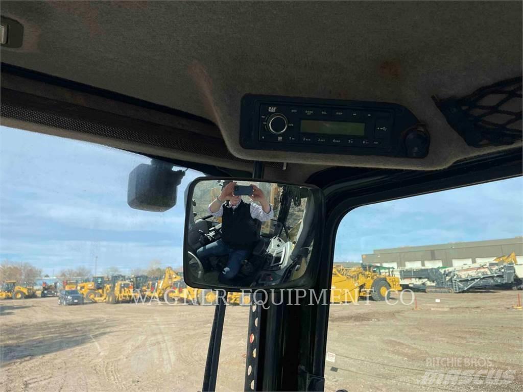 CAT 440 Ekskavatoriniai krautuvai