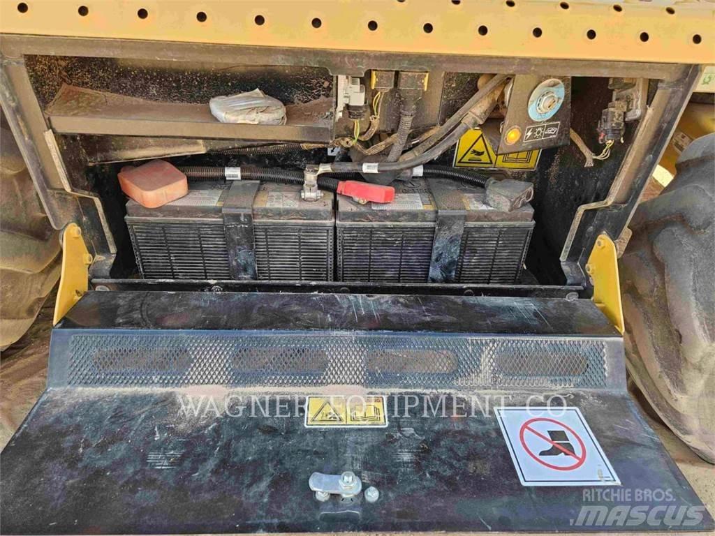 CAT 440 Ekskavatoriniai krautuvai