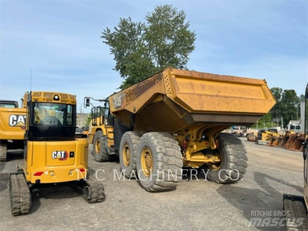 CAT 735 Savivarčių priekabų vilkikai