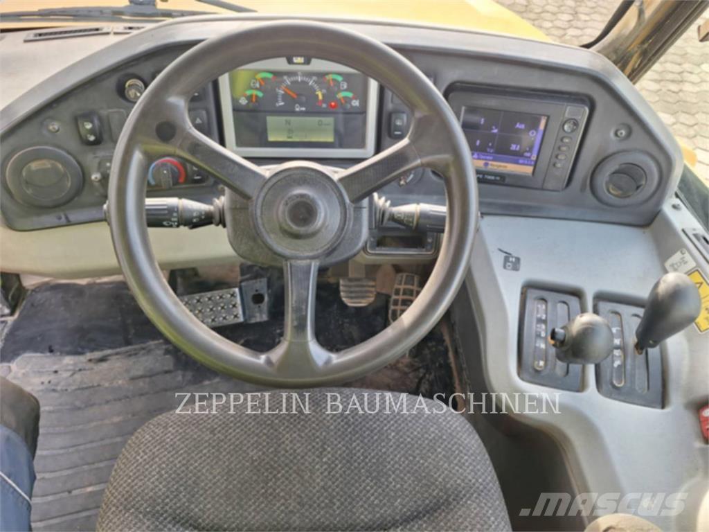 CAT 735B Karjeriniai savivarčiai