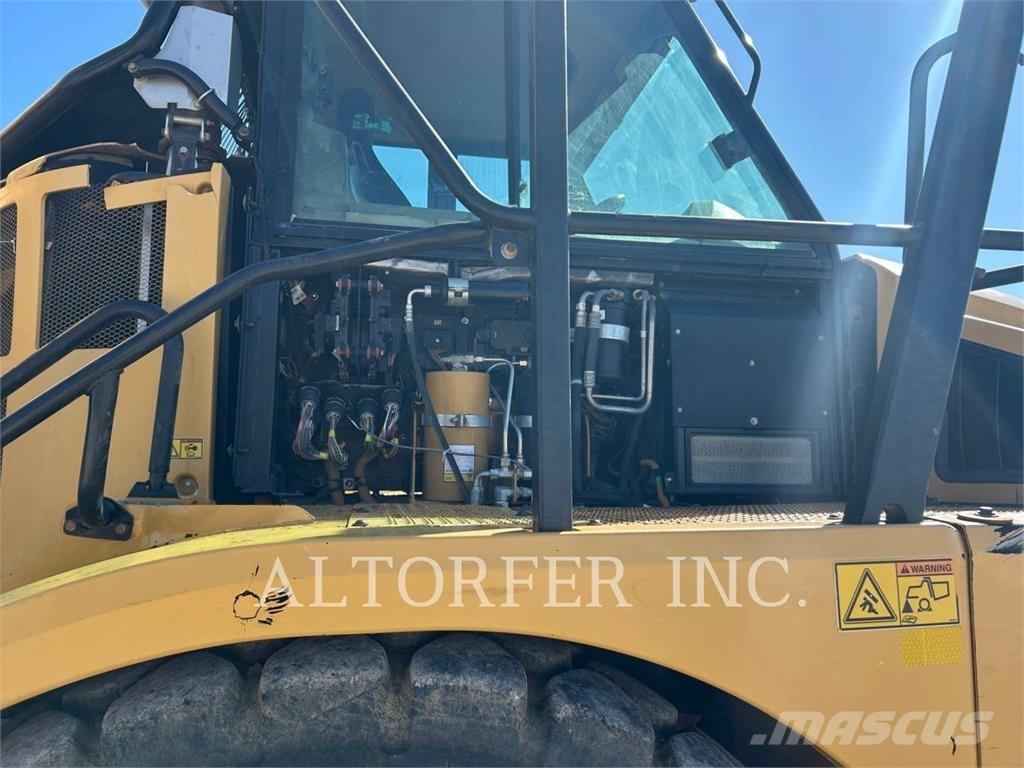 CAT 740B Karjeriniai savivarčiai